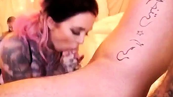 Tätowierte Amateurin bläst vor der Webcam