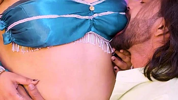 Деси пышногрудая MILF трахает мужа подруги