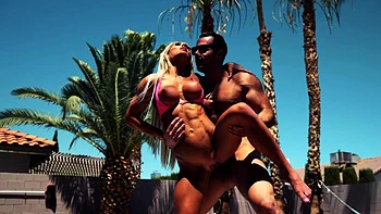 Блондинка Китти трахнута в позе догги у бассейна