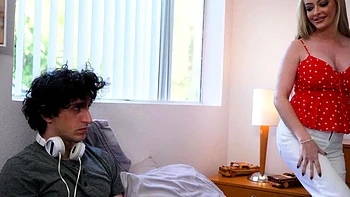 Cocu avec la maman sexy à gros seins de ma copine