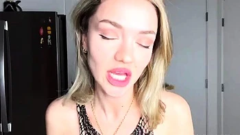 Blonde hotwife avoue son adultère en webcam