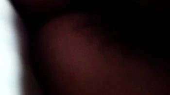 Корейская азиатка трахает свою волосатую киску