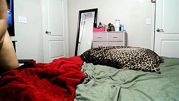 Lateinische Tussi rammt ihre Pussy hart mit Toys