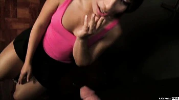 Sophia Sutra maigre suce et joue avec une grosse bite