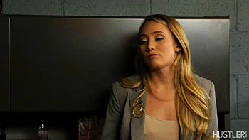 No Visa: loira lambendo peitos grandes lésbica