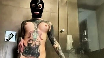 Große Titten Babe wichst allein mit Latexhaube in Dusche