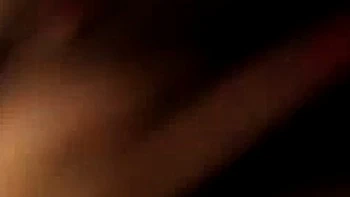 Asiatische Milf masturbiert solo im Webcam-Chat