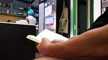 Mostrando meu pau duro pra madrasta, ela se masturba