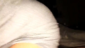 Mature aux gros seins chevauche et domine