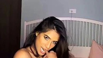 Ruiva lésbica mostra os peitos e brinca com brinquedos