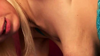 Loira de meia fodida de quatro e coberta de xixi quente