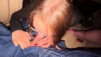 POV mamada y mano en coche con semen en la boca