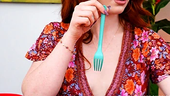 MILF ruiva em trio com boquete e foda familiar