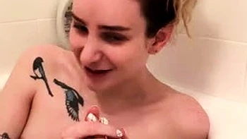 Aoife Bee blitzt Titten in der Badewanne