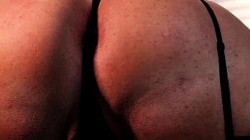 Andy Jaide solo anal avec jouets en talons hauts