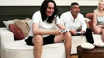 Папик трахает мою блондинку подругу, пока я играю