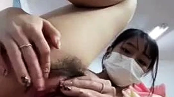 Азиатка-любительница мастурбирует в одиночестве