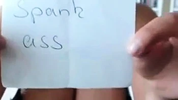 Großer Arsch Milf spielt mit Dildo vor der Webcam