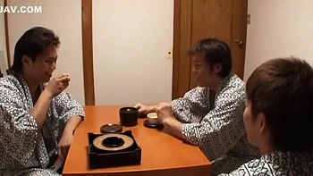 Untreue Ehefrau wird hart gefickt vor dem Cuckold