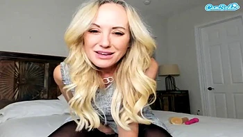 Loira madura com peitos grandes se provoca só