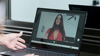 Couple baise en minijupe avec léchage intense de chatte