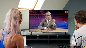 Milf Malusha se hace masturbar las tetas grandes en POV