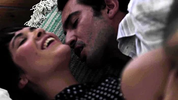 MILF tatouée suce et reçoit une éjac faciale