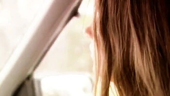 Brünette Tootsie schluckt tief und leckt Muschi