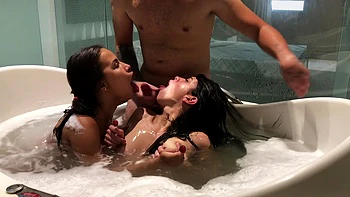 Brünette Schlampe leckt Pussy im intensiven FFM Dreier