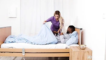 Пышногрудая белая кукла Эма трахается в межрассовом FMM