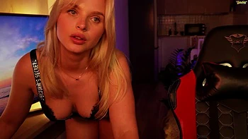 Rubia amateur se masturba desnuda en público