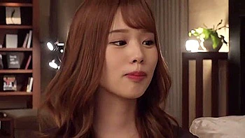 Garota asiática recebe boquete enquanto goza