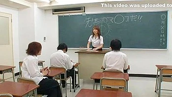 La profesora le hace una mamada y se la traga