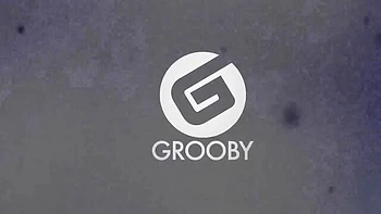 Банни транс в чулках мастурбирует