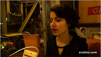 Petite Vicky s'attache et se masturbe seule