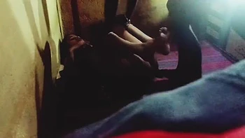 Chamou Soteli Bhavi em casa para uma foda gostosa