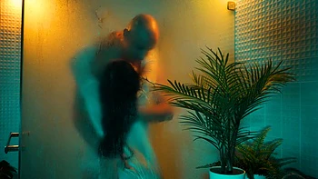 Adolescente asiatique brune baisée sous la douche