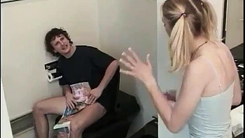 Deux filles séduisent un pote bien monté: Sucette, cowgirl et anal