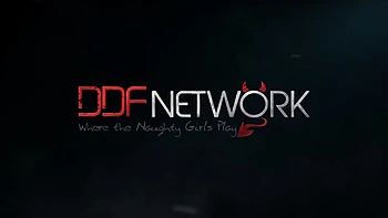 Russische lesbische Fotzen lecken sich den Arsch