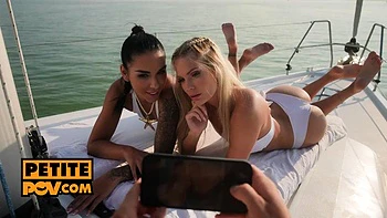 Канди Лишес и Блэк Энджел трахаются лесбиянками втроем