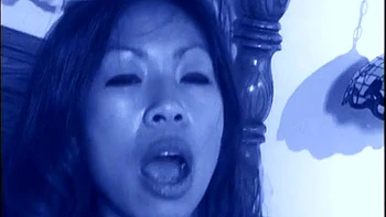 Азиатка MILF сосет член, миссионер и лизание