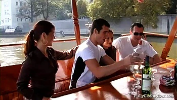 Bootsorgie: Öffentlicher Blowjob & nackte Party