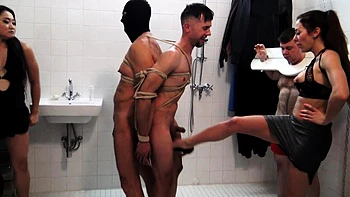 Femdom donne des coups dans les couilles d’esclaves noirs en bas