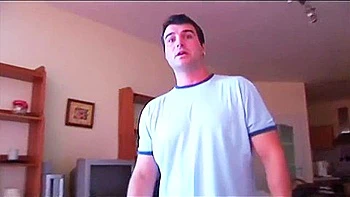 Busige Brünette strippt und fickt in der Badewanne