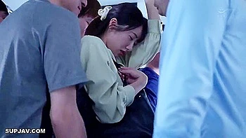 A milf amadora mais quente em grupo com creampie público