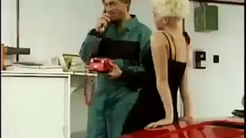 Fiebre de garage: tetas grandes en perrito y vaquera