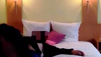 Blonde Escort bläst japanischen Schwanz