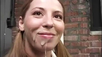 Rubia chupando tetas grandes