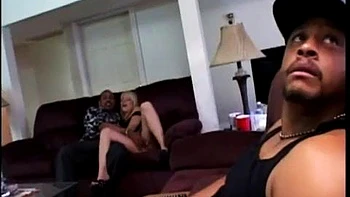 La femme Missy Monroe baisée en levrette et missionnaire