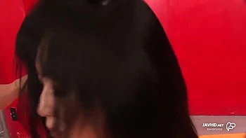 Dona amateur asiatique qui pisse et gicle